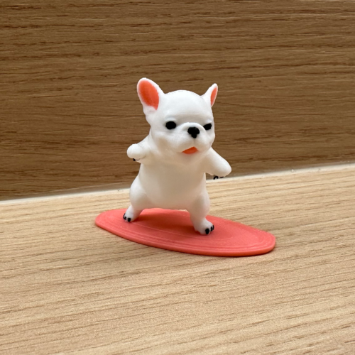 Pies surfer na desce – figurka 3D, pibble, ozdoba biurka, prezent