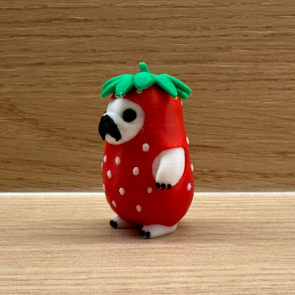 Pies w kostiumie truskawki – figurka 3D, ozdoba biurka, prezent