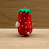 Pies w kostiumie truskawki – figurka 3D, ozdoba biurka, prezent